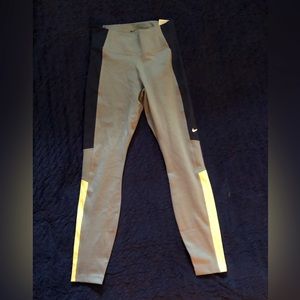 NWT NIKE Training Leggings Nike One Tight Fit Mid Rise 7/8 Length Size S